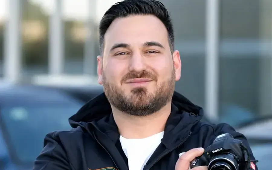 Eser Komar, Kfz-Gutachter von KS-XPERT, bei der Schadenaufnahme am Auto