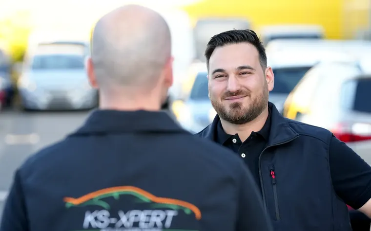Die beiden Kfz-Sachverständigen von KS-XPERT auf einem Autoplatz