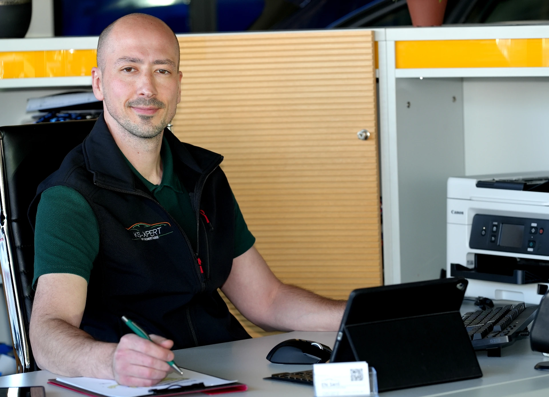Kfz-Sachverständiger Eser Komar im KS-XPERT Büro in Dormagen bei der Gutachten-Erstellung