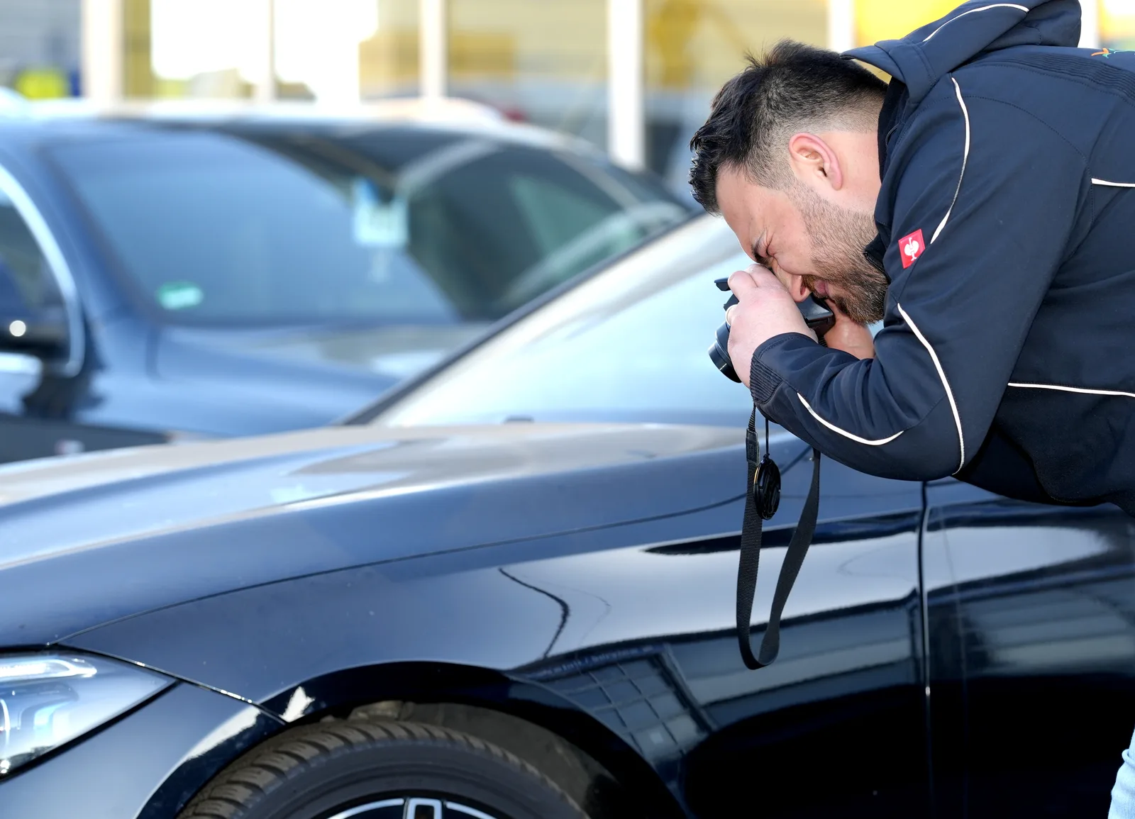 KS-XPERT Sachverständiger fotografiert Schaden an Mercedes-Benz Limousine