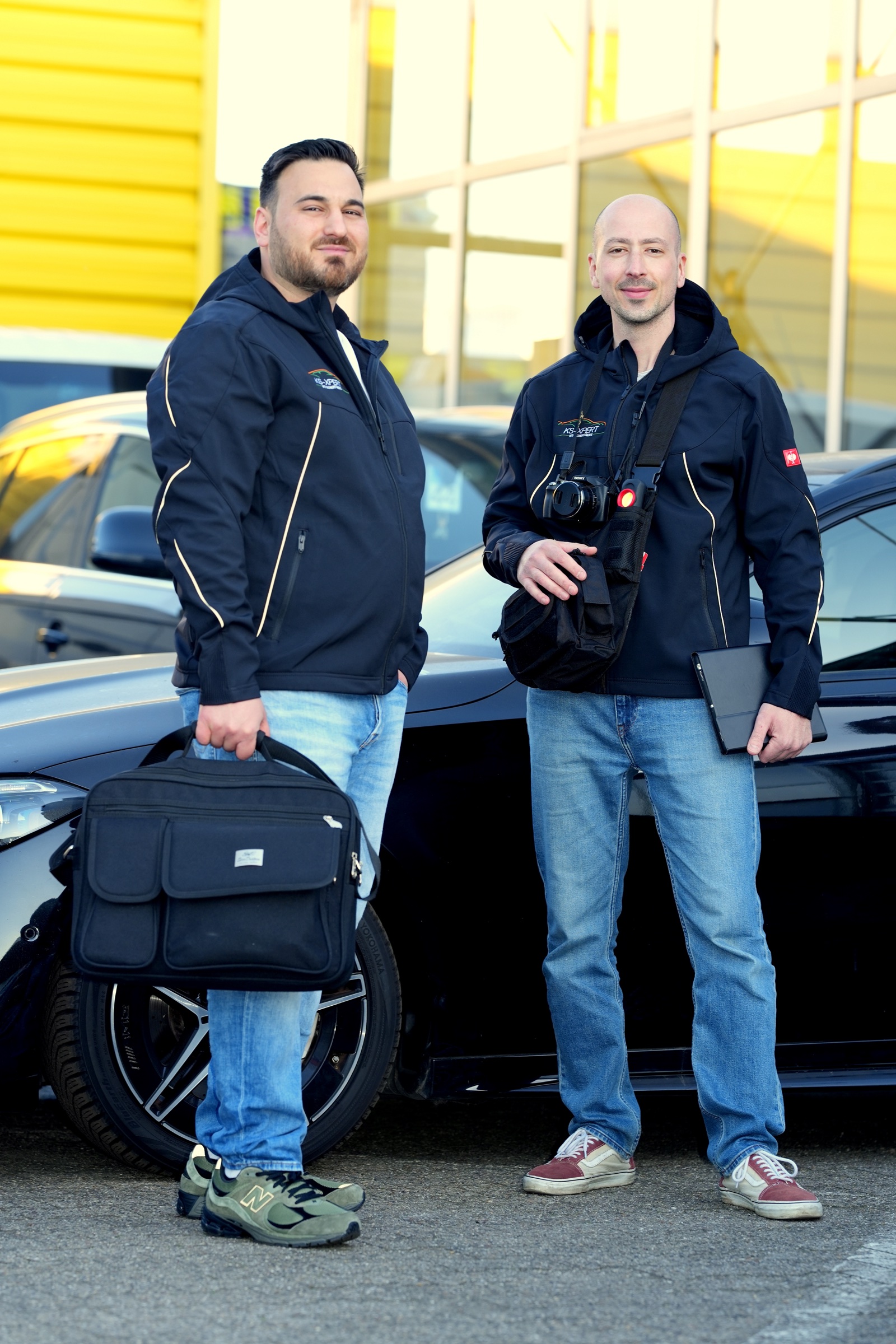 KS-XPERT Kfz-Sachverständige bei der Fahrzeugbegutachtung vor Ort