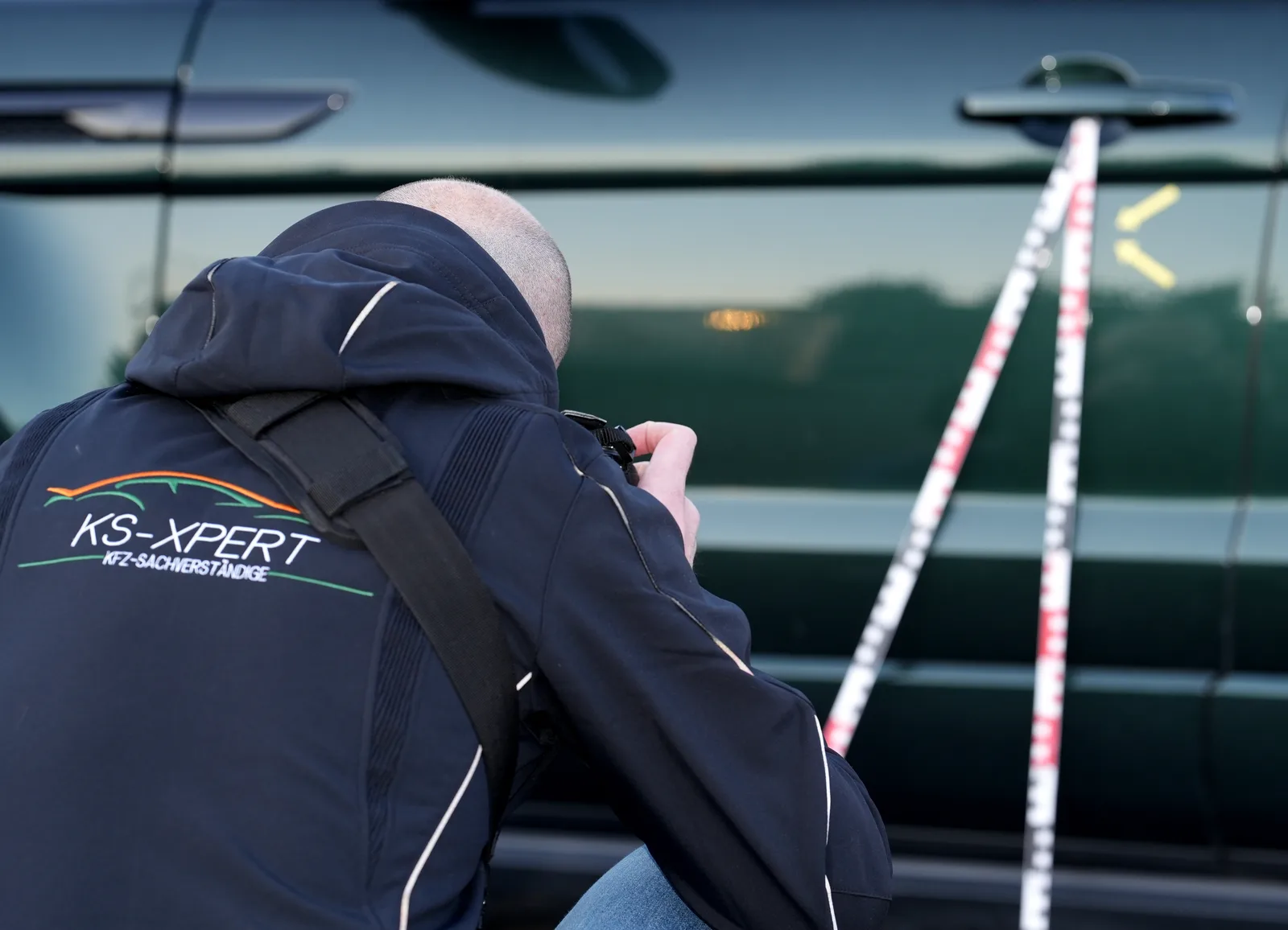 KS-XPERT Mitarbeiter mit Markenjacke bei der Unfallaufnahme